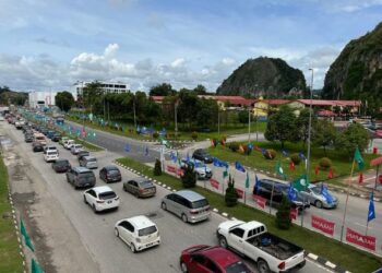 Laluan masuk ke Kelantan di Gua Musang sesak dengan kenderaan perantau yang pulang untuk mengundi pada PRU15 esok. UTUSAN/AIMUNI TUAN LAH