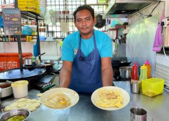 MOHD. Nazri Amir Khan menunjukkan roti telur dan roti sarang burung yang terpaksa dinaikkan harga kerana masalah bekalan telur di premis perniagaannya di Alor Setar. – UTUSAN/JAMLIAH ABDULLAH