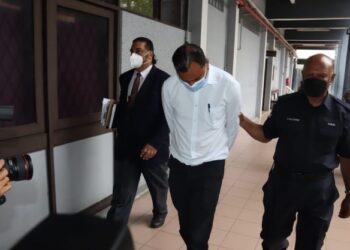 T. R. Vengadasalabathi dituduh mendedahkan tiga anaknya sehingga berisiko mendatangkan kecederaan kepada mangsa Mac lalu dihadapkan ke Mahkamah Sesyen Ipoh hari ini. - UTUSAN/MUHAMAD NAZREEN SYAH MUSTHAFA