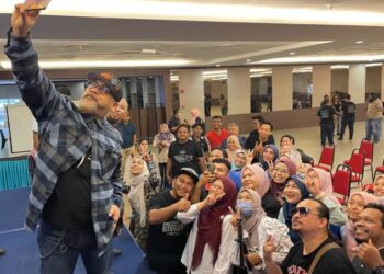 Awie bergambar kenangan dengan para peminat selepas sidang akhbar Konsert Wings Mega Marhaen @Midtown Perda di Kubang Menerong, Pulau Pinang semalam. -UTUSAN/SITI NUR MAS ERAH AMRAN