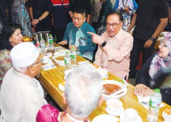 Anwar Ibrahim beramah mesra dengan orang ramai ketika melawat Pusat Penjaja Madani di Jalan Tuanku Abdul Rahman, Kuala Lumpur semalam. – UTUSAN/SHIDDIEQIIN ZON