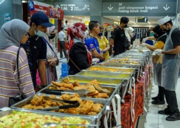 Menu Rahmah pada kadar RM5 tidak akan mampu bertahan jika harga kos bahan mentah terus naik. -MINGGUAN/FARIZ RUSADIO