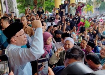 ANWAR Ibrahim beramah mesra dengan orang ramai yang menghadiri majlis Rumah Terbuka Malaysia Madani Bersama Perdana Menteri di UiTM Permatang Pauh, Pulau Pinang, semalam. -MINGGUAN/IQBAL HAMDAN