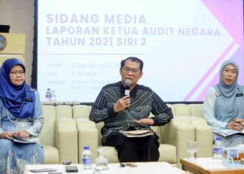 Nik Azman Nik Abdul Majid bercakap dalam sidang akhbar Laporan Ketua Audit Negara 2021 Siri 2 di Kompleks F, Putrajaya semalam.
-UTUSAN/FAISOL MUSTAFA