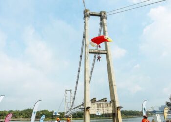 PETER Johnny melakukan aktivit 'Base Jump' di Jambatan Gantung Monorel, Persint 4, Putrajaya hari ini. - FOTO/FAISOL MUSTAFA