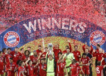 MANUEL Neuer menjulang Piala Super UEFA selepas Bayern Munich menumpaskan Sevilla di Puskas Arena, Budapest, Hungary hari ini. - AFP