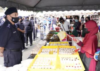 MIOR Faridalathrash Wahid (kiri) bertemu peniaga semasa program pemantauan SOP Covid-19 dan Program High Profile Policing di Bazar Ramadan Stadium Perak di Ipoh hari ini.