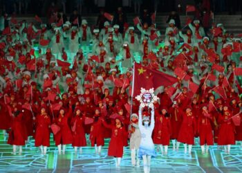 KONTINJEN China memasuki perbarisan upacara pembukaan Sukan Olimpik Musim Sejuk 2022 di Stadium Nasional, Beijing semalam. - AFP