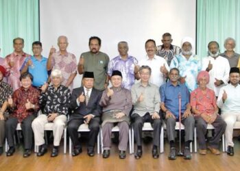 ABD. Rahim Md. Ariff (depan, lima kiri) bergambar bersama bekas pemain hoki kebangsaan dan tetamu jemputan pada majlis di Ipoh, baru-baru ini. – UTUSAN/MUHAMAD NAZREEN SYAH MUSTHAFA