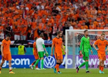 PEMAIN Belanda berjalan keluar padang dengan wajah sugul selepas tewas 0-2 kepada Republik Czech. - AFP