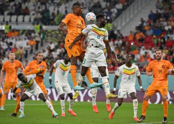 PEMAIN pertahanan Belanda, Denzel Dumfries bersaing dengan penyerang Senegal, Boulaye Dia dalam saingan Kumpulan A Piala Dunia di Stadium Al-Thumama, Doha, semalam. – AFP