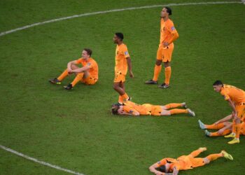 REAKSI kecewa pemain Belanda selepas tewas kepada Argentina pada suku akhir Piala Dunia 2022 di Stadium Lusail, Doha. - AFP