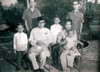 GAMBAR tidak bertarikh, Rahah Mohamed Noah dan Abdul Razak Hussein bersama-sama anak mereka.