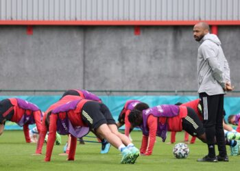 PEMBANTU jurulatih Belgium, Thierry Henry menyaksikan latihan pasukan di Tubize semalam. - AFP