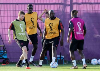 ROMELU Lukaku menjalani latihan bersama skuad Belgium di Doha, semalam. Dia mungkin diturunkan menentang Croatia dalam usaha pasukan itu memburu tempat dalam saingan kalah mati. - AFP