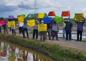 SEBAHAGIAN daripada pesawah yang menyatakan kekecewaan mereka terhadap kelewatan pengedaran benih padi sah oleh NAFAS di Kampung Pulau Kabu, Kubang Pasu, hari ini. - FOTO/MOHD. RAFIE AZIMI