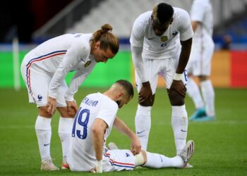 ANTOINE Griezmann (kiri) dan Paul Pogba melihat keadaan Karim Benzema yang mengalami kecederaan ketika menentang Bulgaria di Paris hari ini. - AFP