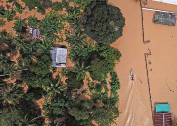 PANDANGAN dari udara menunjukkan rumah penduduk Kampung Mengkarak, Bera hanya kelihatan bumbung selepas seluruh kawasan itu ditenggelami air akibat limpahan Sungai Pahang, semalam. 
– UTUSAN/MUHAMAD IQBAL ROSLI