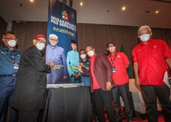 HADI Abdul Awang (dua dari kiri) menandatangan poster bersama Muhyiddin Yassin (tiga dari kanan) sebagai simbolik perasmian Muzakarah Pas Bersatu di Shah Alam, Selangor hari ini. Turut hadir Datuk Seri Hamzah Zainuddin, Datuk Seri Ahmad Faisal Azumu dan Datuk Seri Takiyuddin Hassan. - FOTO/AFIQ RAZALI