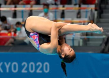 Nur Dhabitah Sabri ketika melakukan terjunan dalam separuh akhir 3 meter papan anjal Sukan Olimpik 2020 di Tokyo semalam. – KAMARUL AKHIR/ASIANA