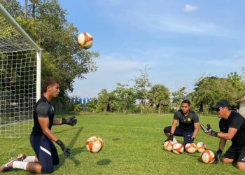 PEMAIN Malaysia menjalani latihan akhir di padang Tep Paranorm High school, Phnom Penh semalam dalam persiapan menghadapi Singapura hari ini.  - IHSAN FAM