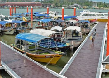 Deretan bot yang 
tersadai di Jeti Kuala Besut sejak dua bulan lalu menandakan lumpuhnya industri pelancongan Terengganu. – MINGGUAN/PUQTRA HAIRRY