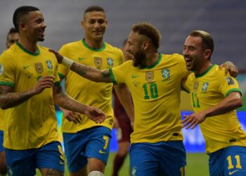NEYMAR (dua dari kanan) mengetuai serangan Brazil pada Piala Dunia 2022.