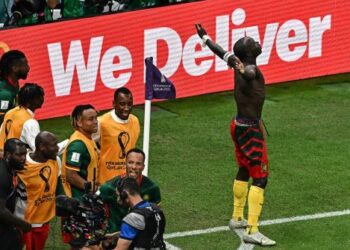 PENYERANG Cameroon, Vincent Aboubakar meraikan gol Cameroon ketika menewaskan Brazil 1-0 dalam aksi terakhir Kumpulan G
di Stadium Lusail semalam. – AFP