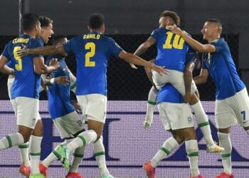 NEYMAR (10) meraikan jaringannya bersama rakan sepasukan ketika membantu Brazil menewaskan Paraguay di Stadium Defensores del Chaco, Asuncion hari ini. - AFP