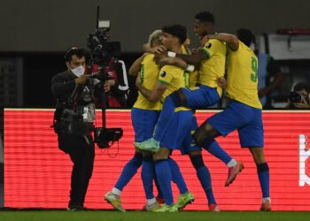 LUCAS Paqueta (dua dari kanan) meraikan jaringannya bersama rakan sepasukan ketika menentang Chile dalam separuh akhir Copa America di Stadium Nilton Santos, Rio de Janeiro hari ini. - AFP