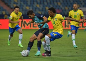 PEMAIN pertahanan Brazil, Eder Militao (kanan) berebut bola dengan penyerang Ecuador, Alan Franco dalam perlawanan yang berkesudahan seri 1-1 di Stadium Olimpik, Goiania, Brazil, semalam. - AFP