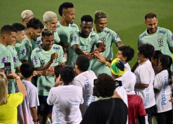 PEMAIN-PEMAIN Brazil melayan peminat-peminat cilik selepas menjalani latihan di Stadium Al Arabi SC, Doha, semalam. Brazil akan menentang Serbia, esok. – AFP