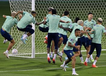 PEMAIN-PEMAIN Brazil menjalani latihan di Stadium Al Arabi SC, Doha, semalam menjelang pertemuan menentang Serbia dalam perlawanan 
pembukaan Kumpulan G, esok. – AFP