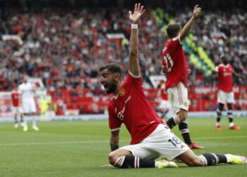 BRUNO Fernandes meledak hatrik ketika membantu Manchester United membelasah Leeds United 5-1 di Old Trafford hari ini. - AFP