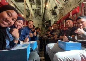 Sebahagian daripada 20 pelajar UPNM yang pulang ke kampung masing-masing dengan menaiki C130 TUDM, kelmarin.