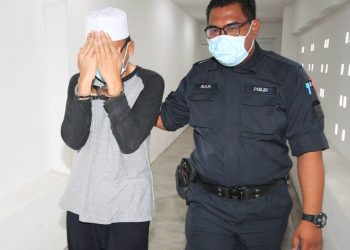 NIK Hazmi Ghani (kiri) didakwa di Mahkamah Sesyen Kota Bharu, Kelantan hari ini atas pertuduhan melakukan kelucahan melampau terhadap seorang kanak-kanak lelaki pada Mac tahun lalu. - UTUSAN/ ZULHANIFA SIDEK