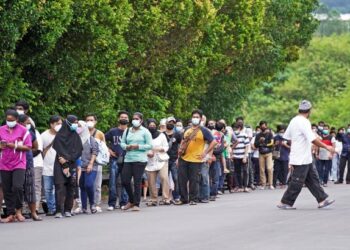 ORANG ramai beratur panjang  bagi menjalani penilaian kesihatan di Pusat Penilaian Covid-19 (CAC) di Bandar Mahkota Cheras, Kajang, semalam. – UTUSAN/MOHD. FARIZWAN HASBULLAH