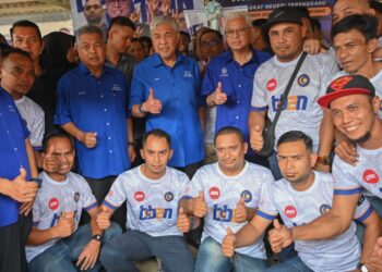 AHMAD Zahid Hamidi dan Ismail Sabri Yaakob  bergambar bersama  ahli UMNO yang hadir pada Himpunan Solidariti Kestabilan dan Kemakmuran serta Pelancaran Jentera Pilihan Raya BN Negeri Terengganu di Jenagor,  Kuala Berang,  Hulu Terengganu, hari ini. - UTUSAN/PUQTRA HAIRRY ROSLI