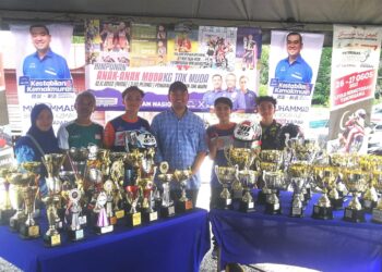 MUHAMMAD Noor Azman  (tiga dari kanan) bergambar dengan anak-anak muda pada program Himpunan Anak-Anak Muda  di Jeti Kampung Nelayan Kampung Tok Muda, Klang, Selangor. - UTUSAN/ ABDUL RAZAK IDRIS