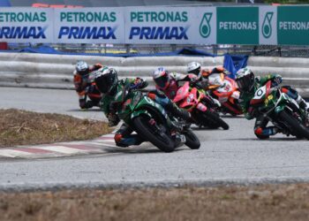 AKSI sebahagian pelumba semasa menyertai sesi kelayakan Kejuaraan Cub Prix Malaysia di Gong Badak, Kuala Nerus, petang ini.