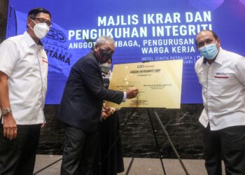 ZAZALI Haron (tengah) menandatangani plaque Intergriti CBP pada Majlis Ikrar dan Pengukuhan Intergriti Anggota Lembaga Pengurusan dan Warga Kerja Co-op Bank Pertama di Hotel Zenith di Putrajaya semalam. 
– UTUSAN/FAISOL MUSTAFA