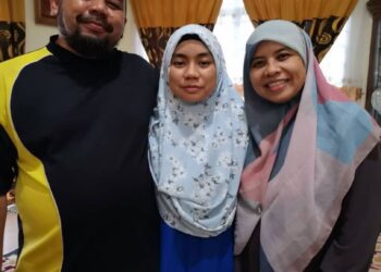 AMIRAH Syahmina Firdaus bersama bapanya, Firdaus Ramly@ Hashim, dan ibunya, Rohasliza Abdul Rashed, bersyukur atas kejayaan memperoleh 11A SPM ketika ditemui di Sitiawan hari ini. - UTUSAN/SHAMSUL KAMAL AMARUDIN