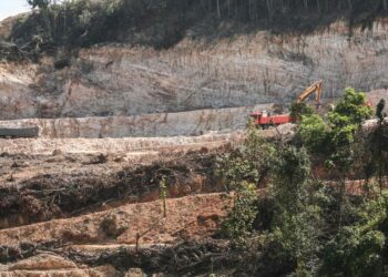 KAWASAN hutan simpan bersebelahan Persiaran Mokhtar Dahari berdekatan Puncak Perdana di Shah Alam, Selangor di gondol bagi tujuan pembangunan perumahan sewaktu tinjauan di Jalan Mokhtar Dahari, Shah Alam Selangor. - UTUSAN / ZULFADHLI ZAKI