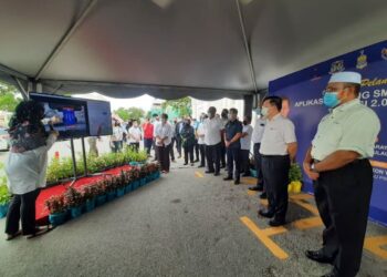 CHOW KON YEOW (dua dari kanan) ketika melancarkan aplikasi Parkir Pintar Pulau Pinang (PSP) versi 2.0.3 di Dewan Bandaraya MBPP, Georgetown, Pulau Pinang hari ini.