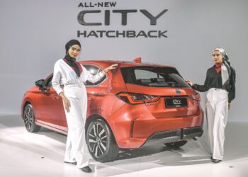 MODEL bersama Honda City Hatchback yang dilancarkan di Pusat Dagangan dan Pameran Antarabangsa (MITEC), Kuala Lumpur, semalam.  – UTUSAN/ AMIR KHALID