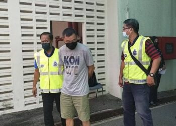 CHEW Chong Teck didakwa atas tiga pertuduhan melanggar sekatan jalan raya (SJR) di Mahkamah Majistret Kuala Terengganu hari ini.