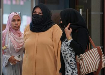 Bonda, Siti Bainun Siti Bainun Ahd. Razali (tengah) hadir bagi keputusan berhubung pertuduhan mengabai dan menganiaya remaja perempuan Sindrom Down yang dikenali sebagai Bella di Kompleks Mahkamah Kuala Lumpur di sini, hari ini.