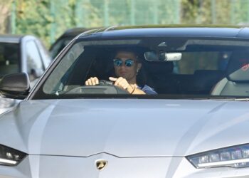 CRISTIANO Ronaldo memandu Lamborghini ketika thadir di pusat latihan Manchester United di Carrington, Manchester hari ini. - AFP