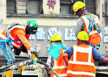 Kerajaan menwajibkan majikan untuk memastikan pekerja asing mereka menjalani ujian saringan Covid-19 - GAMBAR HIASAN