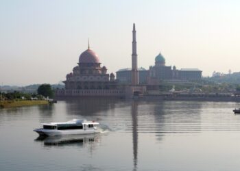 BOT Persiaran Cruise Tasik Putrajaya menawarkan tiket serendah RM10 sempena pembukaan semula selepas PKPB. -UTUSAN/FAISOL MUSTAFA